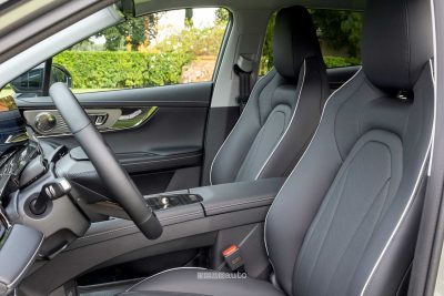 Omoda 5 SHS-H sedili anteriori