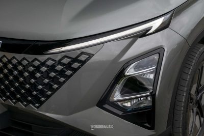 Omoda 5 SHS-H fari anteriori firma luminosa