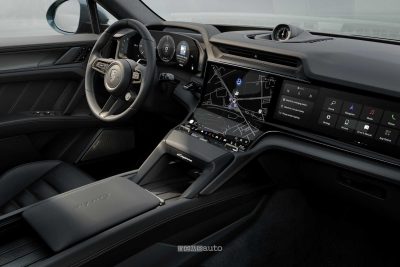 Porsche Cayenne Turbo Electric plancia abitacolo