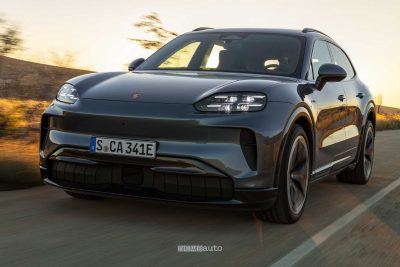 Nuova Porsche Cayenne Electric su strada