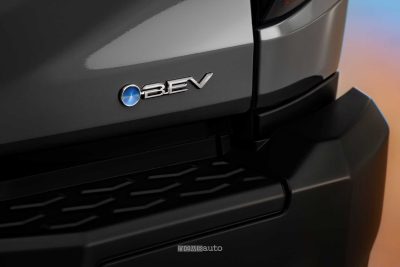 Nuovo Toyota Hilux logo BEV elettrico