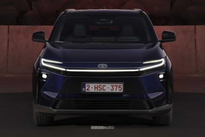 Nuova Toyota bZ4X FWD frontale firma luminosa