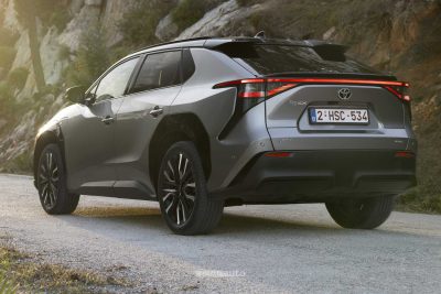 Nuova Toyota bZ4X AWD posteriore 3/4
