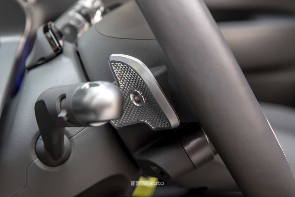 Hyundai Inster Cross leva frenata rigenerativa al volante