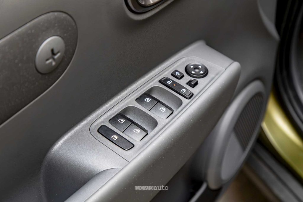 Hyundai Inster Cross comandi portiera guidatore