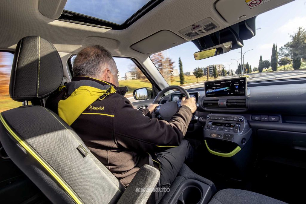 Giovanni Mancini alla guida della Hyundai Inster Cross