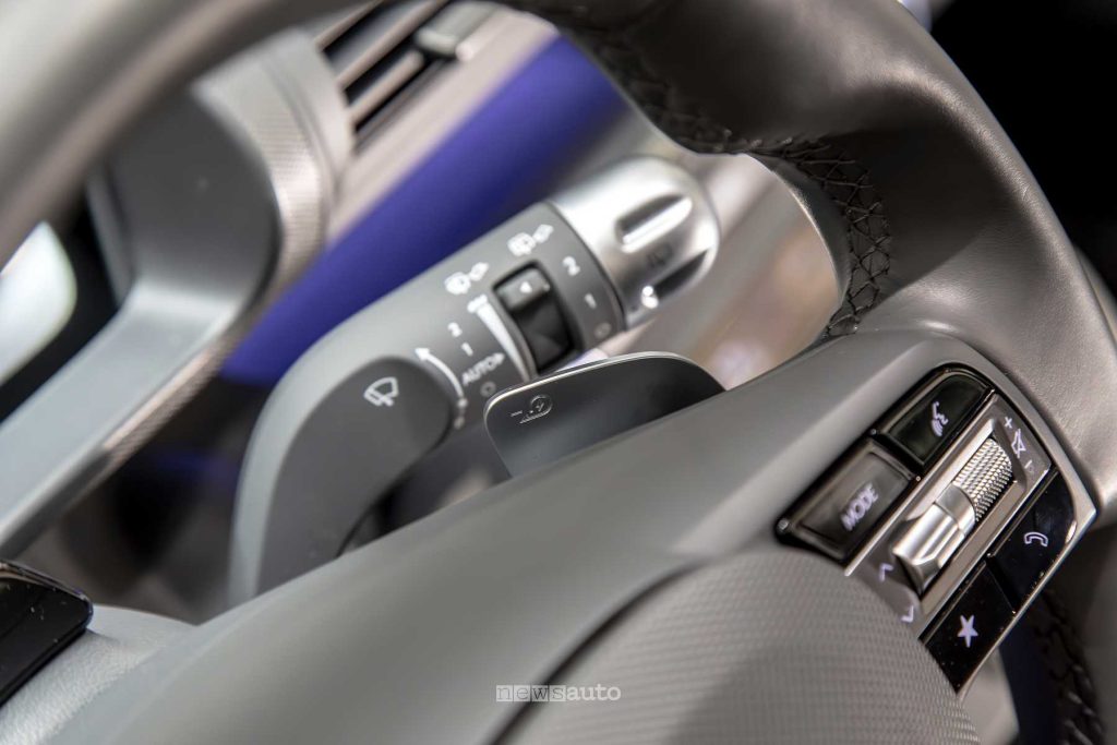 Hyundai Inster Cross leva frenata rigenerativa al volante