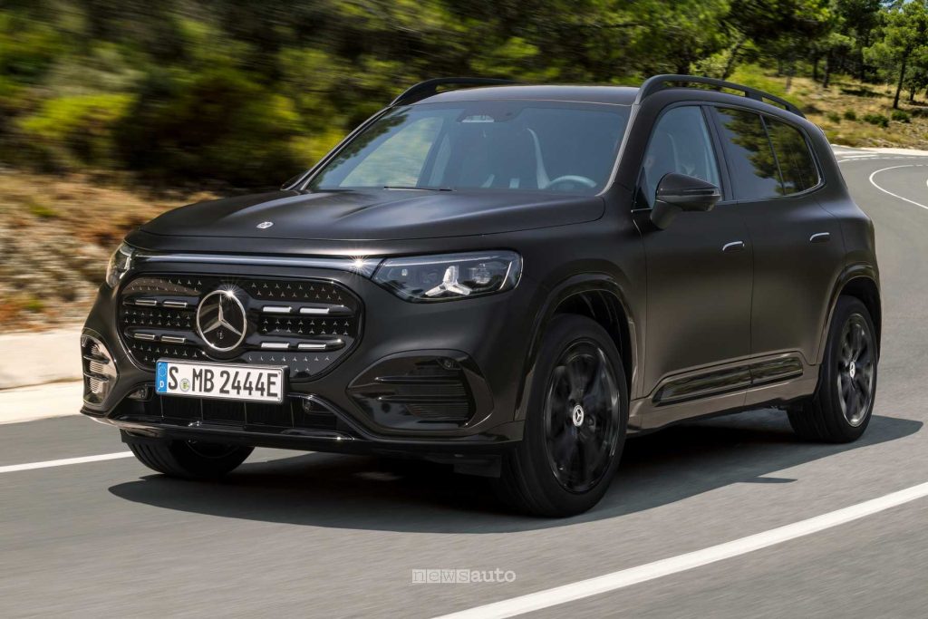 Nuova Mercedes GLB su strada