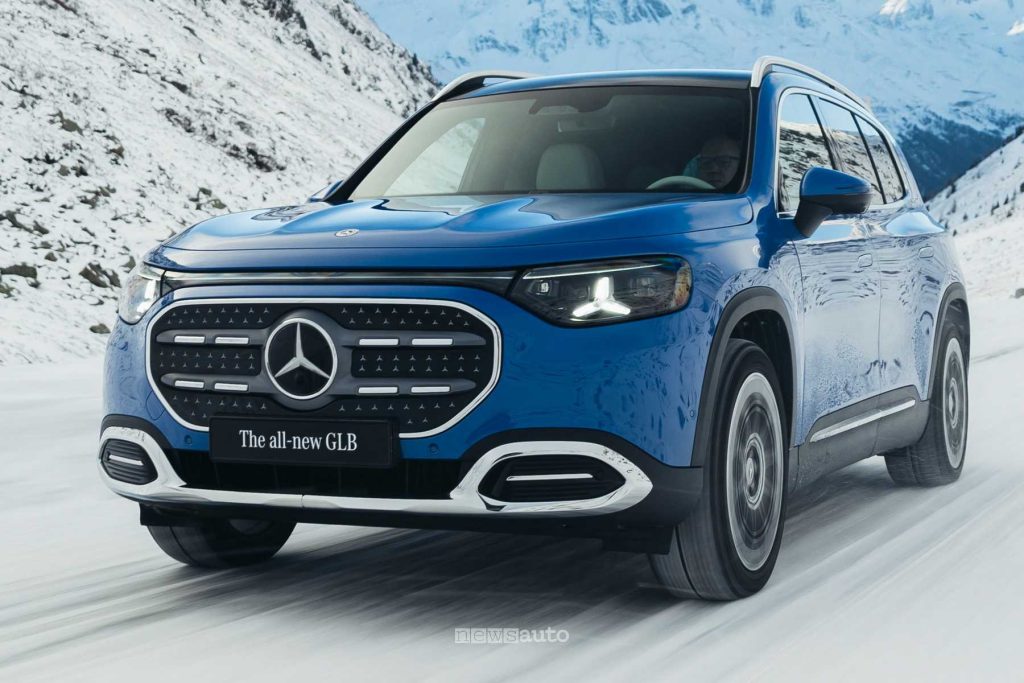 Nuova Mercedes GLB in azione sulla neve