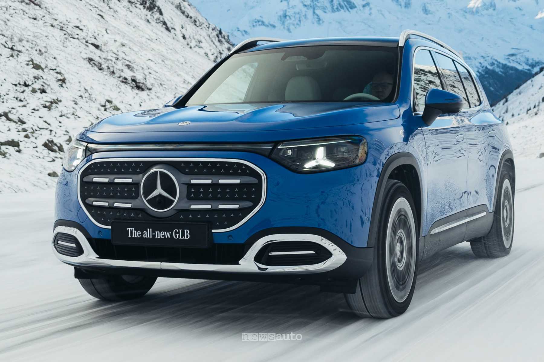Nuova Mercedes GLB, SUV compatto elettrico ed ibrido, caratteristiche e prezzi