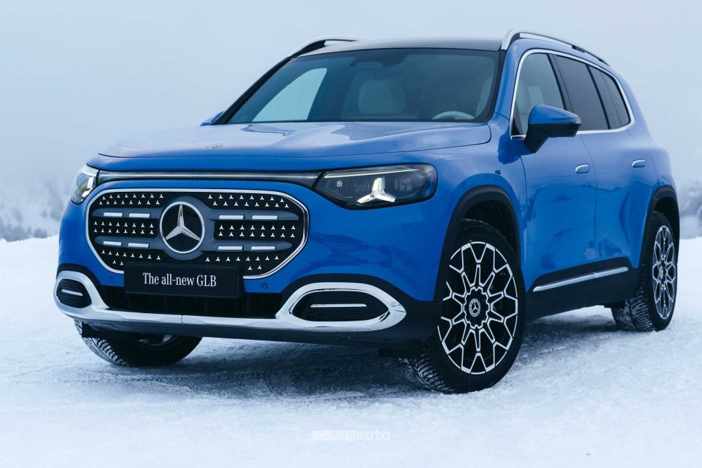 Nuova Mercedes GLB 250+ anteriore 3/4