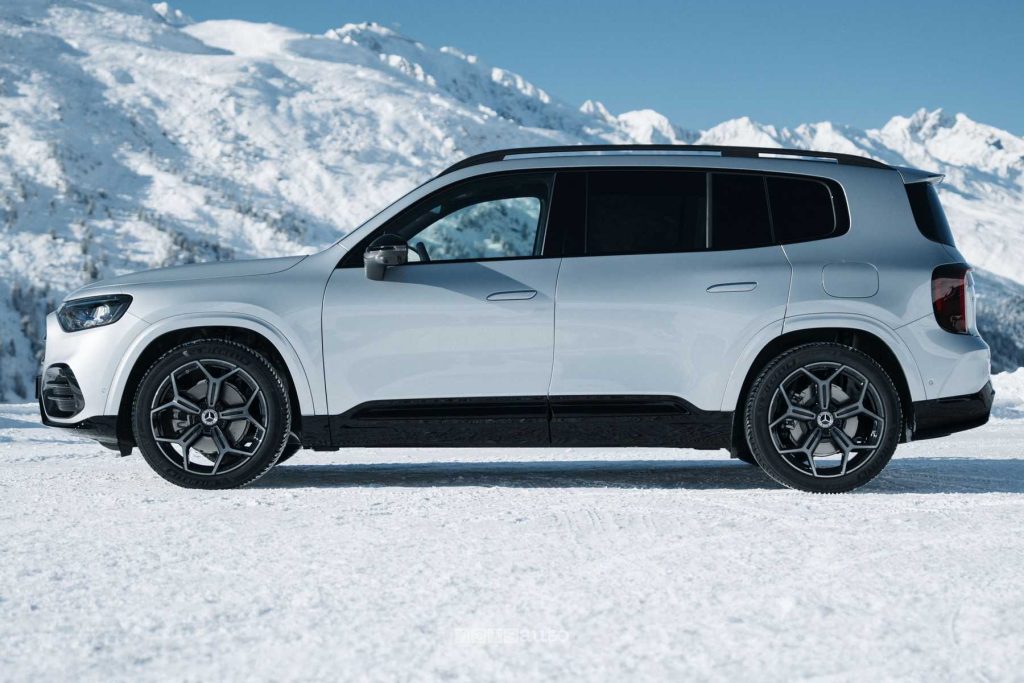 Nuova Mercedes GLB ibrida laterale