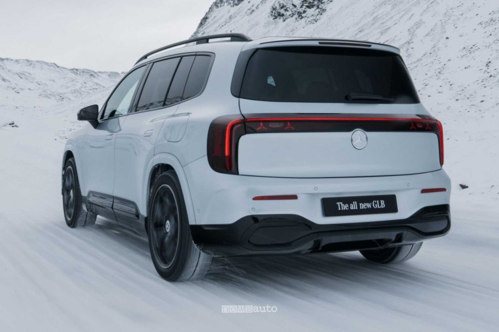 Nuova Mercedes GLB ibrida in azione sulla neve