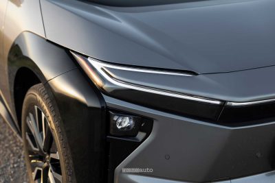 Nuova Toyota bZ4X AWD faro anteriore