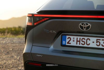 Nuova Toyota bZ4X AWD firma luminosa posteriore