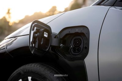 Nuova Toyota bZ4X AWD vano per la ricarica AC/DC