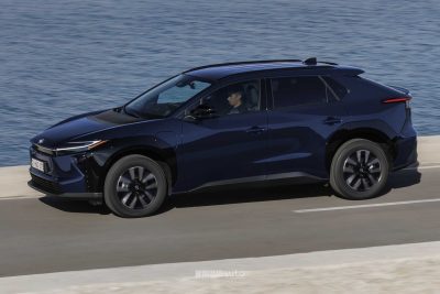 Nuova Toyota bZ4X FWD su strada