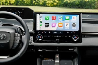 Nuova Toyota bZ4X AWD display infotainment Apple CarPlay