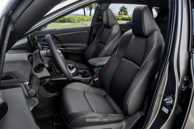 Nuova Toyota bZ4X AWD sedili anteriori