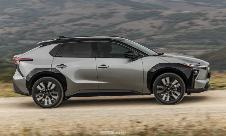 Nuova Toyota bZ4X AWD su strada