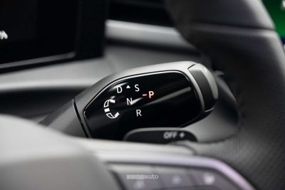 Nuova Volkswagen T-Roc R Line leva del cambio al volante