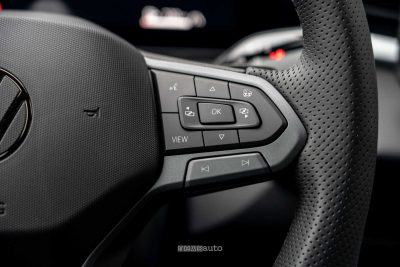 Nuova Volkswagen T-Roc R Line comandi sul volante