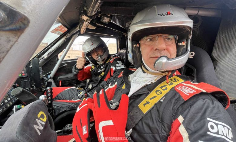 Silvio e Tito Totani nell'abitacolo del buggy Optimus Evo 5 per la Dakar 2026