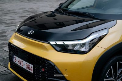 Nuova Toyota Aygo X GR Sport fari e firma luminosa anteriore