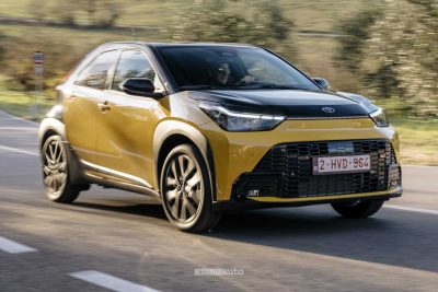 Nuova Toyota Aygo X GR Sport su strada