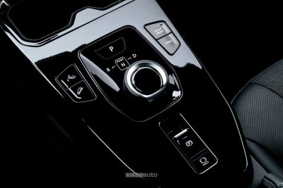 Toyota Urban Cruiser AWD comandi nella console centrale