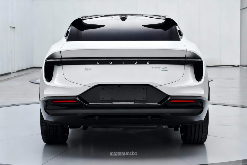 Lotus For Me è la versione ibrida plug-in del SUV elettrico Lotus Eletre