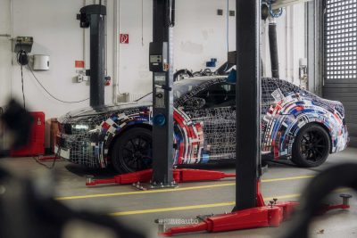 Prototipo della BMW M3 elettrica M Neue Klasse in ricarica