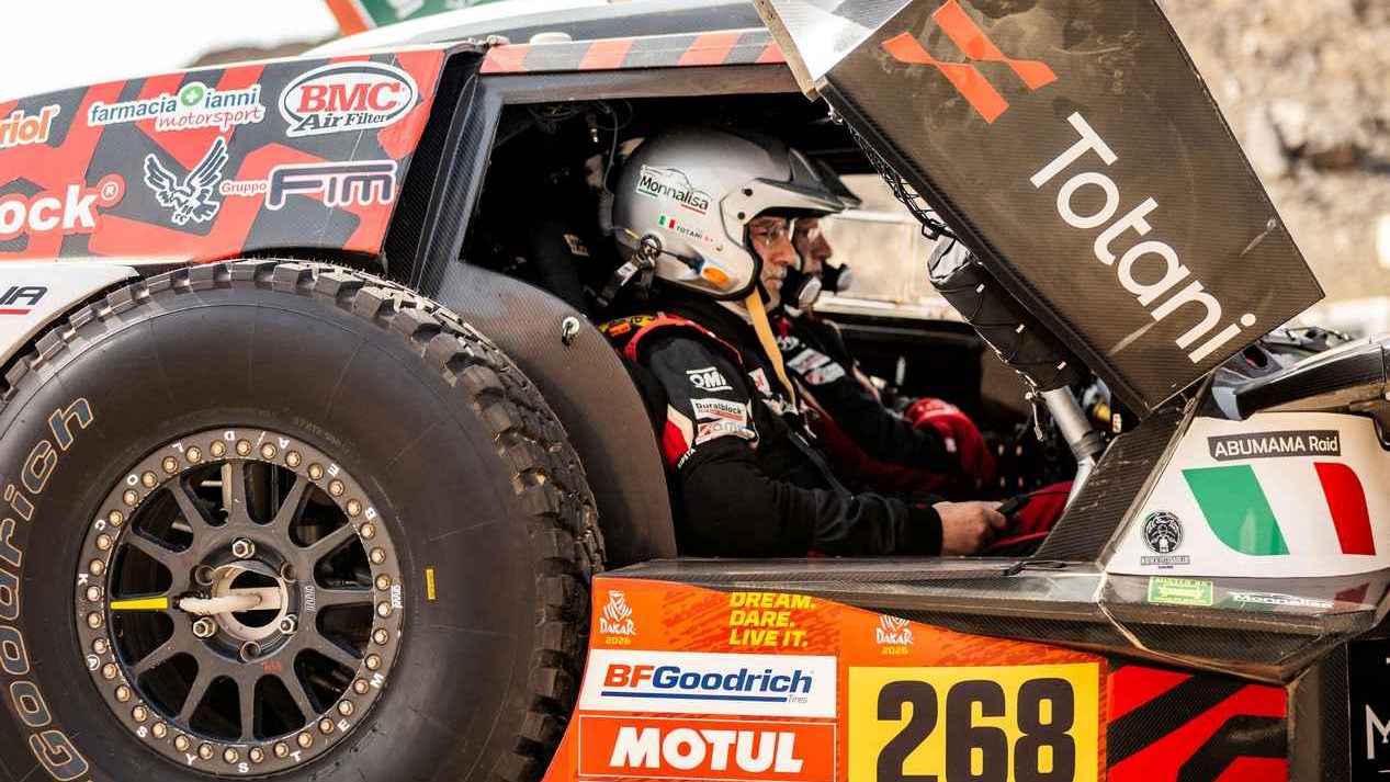 Equipaggio Totani n° 268 in partenza ad una speciale della Dakar 2026