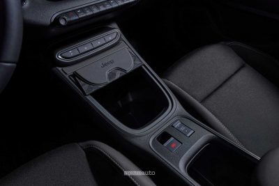 Jeep Avenger Black Edition vano console centrale
