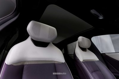 Mazda CX-6e poggiatesta con casse audio integrate