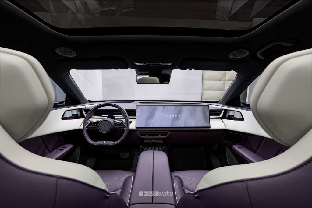 Mazda CX-6e plancia abitacolo