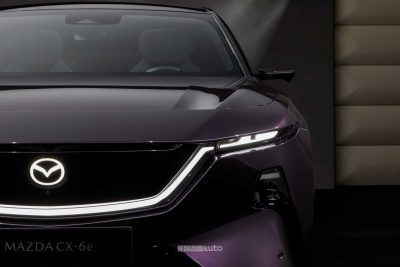 Mazda CX-6e faro anteriore firma luminosa