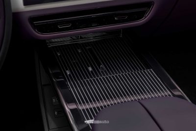 Mazda CX-6e vano per la ricarica wireless dello smartphone