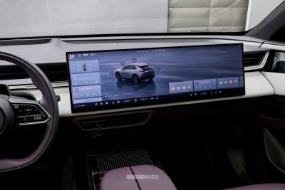 Mazda CX-6e ampio display dell'infotainment da 26,5"