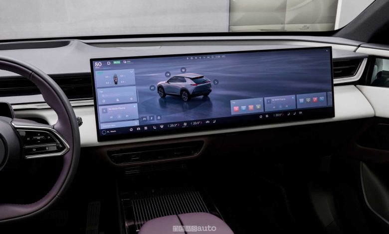 Mazda CX-6e ampio display dell'infotainment da 26,5"