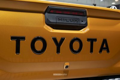 Nuova Toyota Hilux Hybrid a 48V telecamera, sponda posteriore