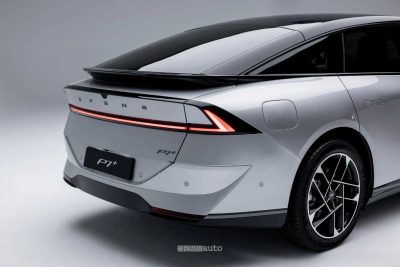 Xpeng P7+ 2026 paraurti, firma luminosa posteriore